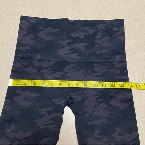 Spanx Leggings Women’s Size Large Black Camo Look at Me Now Seamless Leggings - Picture 5 of 9